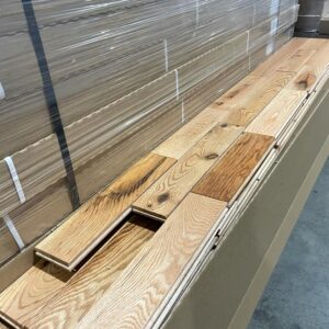 Hardwood – Canadian Red Oak – Ultra Rustic – 3 1/4 x 3/4″ – Natural – Mat – Marteau