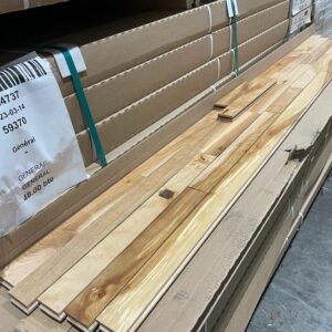 Hardwood – Canadian Yellow Birch – Rustic – 2 x 3/4″ – Natural – Mat  Long Planks , Filled Naughts – Marteau