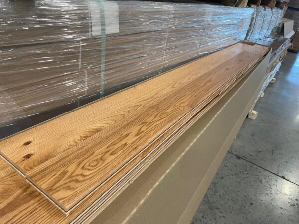 Hardwood - Red Oak - Distinction - 4 1/4 x 3/4" - Natural - Mat Finish - Plancher Wickham